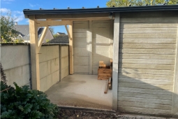 Garage en béton aspect bois